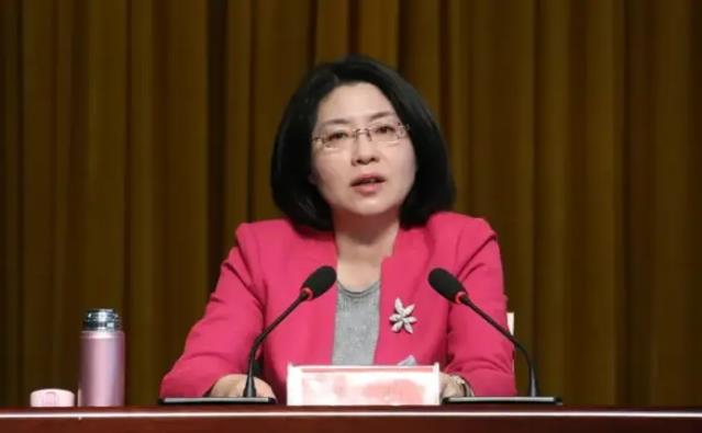 从直播带货 “网红书记” 到双开结局，她的堕落之路给我们哪些警示？