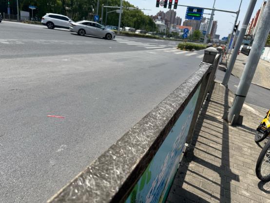 上海街头&quot;玻璃纤维栏杆&quot;扎伤市民 公共设施老化隐患引关注